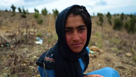 Un-Niño-Afgano-Necesitado,-Que-Mira-Triste-A-La-Cámara,-Un-Huérfano-Necesitado