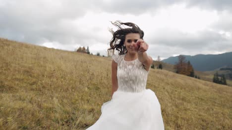 Novia,-Mujer-Recién-Casada-Con-Un-Elegante-Vestido-De-Novia-Caminando-O-Corriendo-Por-La-Ladera-De-Una-Montaña-Hasta-El-Novio