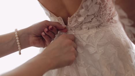 Corbatas-De-Dama-De-Honor-Y-Ayuda-A-Ponerse-El-Vestido-De-Novia,-Preparación-Matutina-De-La-Novia-Con-Vestido-Blanco