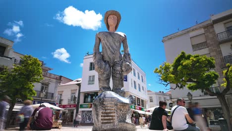 Zeitraffer:-Statue-Von-König-Sebastian-Auf-Dem-Hauptplatz-Von-Lagos,-Portugal,-Umgeben-Von-Menschen