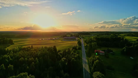 Wunderschöner-Sonnenuntergang-über-Der-Autobahn-Und-Ländlicher-Landschaft-Mit-Landwirtschaftlichen-Flächen-Und-Dorfhäusern