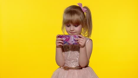 Chica-Usando-Teléfono-Inteligente.-Mensajes-De-Texto-Infantiles-En-Teléfonos-Inteligentes.-Niño-Jugando-Juegos-En-El-Teléfono-Móvil-En-El-Estudio