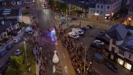 Toma-Aérea-Con-Paralaje-Que-Captura-El-Desfile-De-Pegasos-En-La-Ciudad-De-Galway-Por-La-Noche