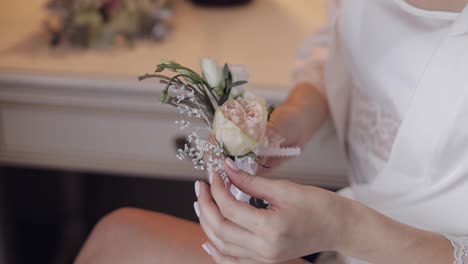 Hermosa-Y-Encantadora-Novia-Con-Vestido-De-Tocador-De-Boda,-Ramo-De-Novia-En-Las-Manos-Del-Novio