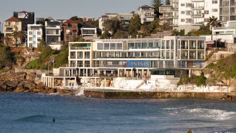 Long-view-of-Bondi-Icebergs-from-Bondi-Beach-at-sunrise