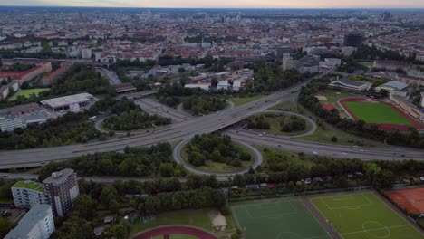 Deutsche-Autobahn-Kleeblatt-Kreuzung-Verbindet-Den-Verkehr-In-Einem-Städtischen-Stadtzentrum