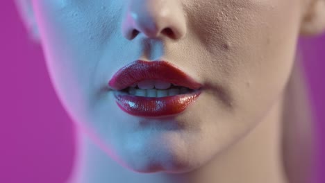 Primer-Plano-De-Los-Labios-De-Una-Mujer-Con-Lápiz-Labial-Color-Burdeos-Besándose-Contra-Un-Fondo-Morado,-Fotografía-De-Estudio