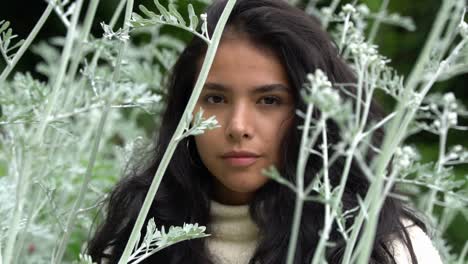 Mujer-Sexy-Con-Ojos-Profundos-Posando-En-El-Bosque-De-La-Jungla,-Vista-De-Retrato