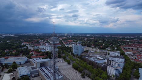 Die-Skyline-Von-Berlin-Mit-Dem-Berühmten-Funkturm-Und-Dem-Messegelände,-Geschichte-Und-Moderne