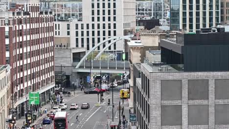 Ambulancias-Y-Autobuses-En-Shoreditch,-Londres,-Reino-Unido