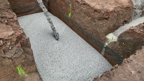 Zeitlupenclip-Beim-Gießen-Von-Beton-In-Ein-Loch-Auf-Einer-Baustelle