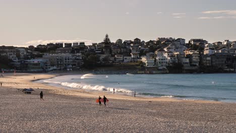 Vista-Media-De-North-Bondi-Desde-South-Bondi-Beach-Al-Amanecer,-Bondi-Beach