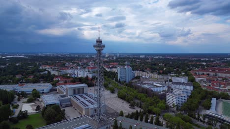 El-Horizonte-De-Berlín-Muestra-La-Icónica-Torre-De-Radio-Y-El-Recinto-Ferial,-La-Historia-Y-La-Modernidad