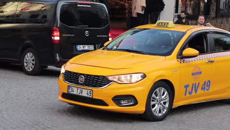 Un-Hombre-Toma-Un-Taxi-En-La-Calle-En-Estambul,-Turquía.