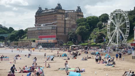 Aufnahmen-Vom-Strand-Von-Scarborough-Voller-Touristen-In-Der-Sonne,-North-Yorkshire-An-Einem-Sommertag-An-Einem-Geschäftigen-Wochenende-Mit-Familien,-Die-Den-Englischen-Küstenort-Genießen