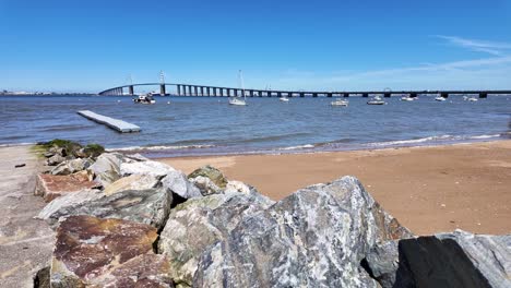 Saint-Nazaire-Brücke-Von-Der-Französischen-Küste-Aus-Gesehen,-Saint-Brevin-Les-Pins,-Frankreich