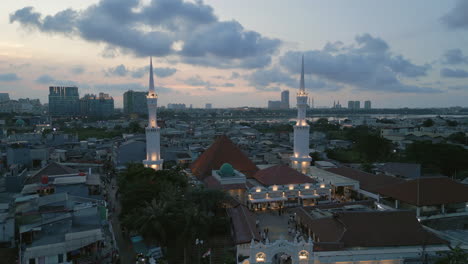 Mezquita-Musulmana-En-El-Norte-De-Yakarta,-Indonesia,-Cerca-Del-Lago-Pluit-Con-Luces-A-25-Fps