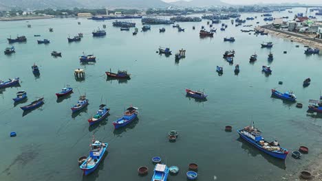 Barcos-De-Pesca-Bailando-En-Las-Aguas-Azul-Agua-Del-Estuario-Del-Puerto,-Time-Lapse,-Thap-Cham,-Vietnam