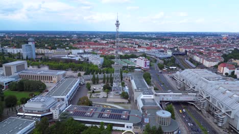 Die-Skyline-Von-Berlin-Mit-Dem-Berühmten-Funkturm-Und-Dem-Messegelände,-Geschichte-Und-Moderne