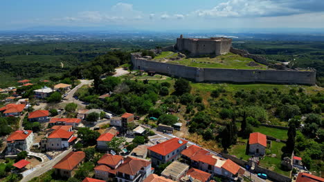 Castillo-De-Chlemoutsi-Con-Vistas-A-Un-Pueblo-Griego-Cercano-Y-Al-Campo---Paralaje-Aéreo