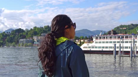 Mujer-Caminando-Por-El-Paseo-Marítimo-Junto-Al-Lago-Maggiore-En-Laveno-Mombello,-Italia