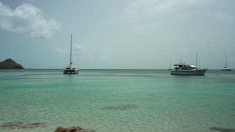 Panoramablick-Auf-Den-Strand-Von-Colombier-Auf-Der-Insel-Saint-Barthélemy-Mit-Klarem,-Türkisfarbenem-Wasser-Am-Morgen