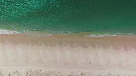 Whitehaven-Beach-Whitsundays-Island-Vogelperspektive-Luftaufnahme-Drohnenansicht-Airlie-Nationalpark-Australien-Aus-Queensland-Äußeres-Great-Barrier-Reef-Klares-Blaues-Türkisfarbenes-Meer-Weißer-Sand-Friedlich-Langsam-Nach-Oben