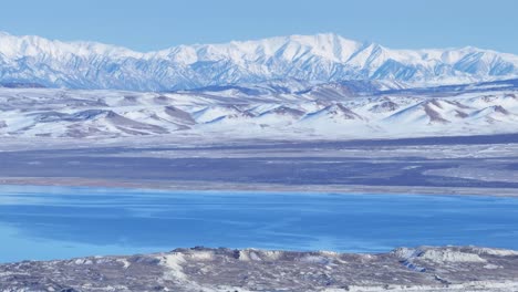 Toma-Panorámica-Aérea-Del-Lago-Mono-En-California