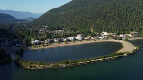 Harrison-Hot-Springs-town-in-Fraser-Valley-of-British-Columbia,-Canada