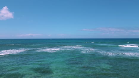 Forward-view-of-Cromwells-Beach-in-Kahala,-Oahu,-Hawaii