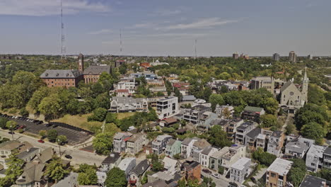 Cincinnati,-Ohio,-Luftaufnahme-Eines-V79-Drohnenüberflugs-Im-Tiefflug-Und-Um-Das-Viertel-Mt.-Adams-Herum,-Aufnahme-Eines-Charmanten-Wohngebiets-Und-Der-Innenstadtlandschaft-Bei-Tag-–-Aufgenommen-Mit-Mavic-3-Pro-Cine-–-September-2023