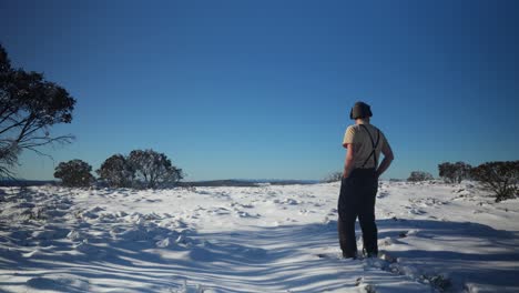 Un-Hombre-Del-Bosque-Camina-Por-Una-Llanura-Nevada-En-Los-Alpes-Australianos.