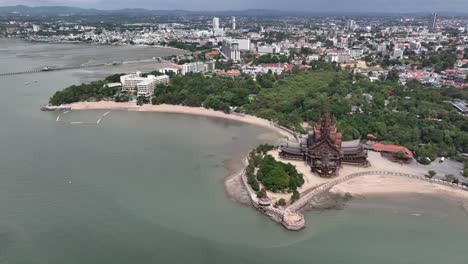 Santuario-De-La-Verdad,-Pattaya,-Tailandia