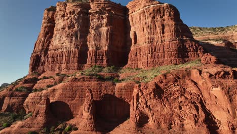 Schließen-Sie-Den-Red-Rock-Mountain-In-Sedona,-Arizona,-Luftbild