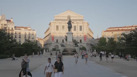 Center-view-at-Oriente-square-and-Felipe-IV-monument,-Madrid,-Spain