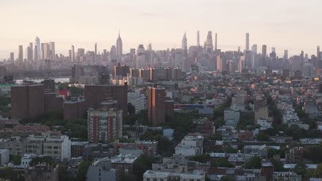 Vista-Aérea-De-Bedford-Stuyvesant,-Brooklyn-Al-Atardecer