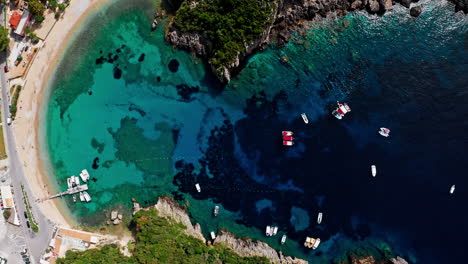 Fotografía-Aérea-De-Arriba-Hacia-Abajo-Tomada-Con-Un-Dron-De-Una-Playa-De-Arena-En-La-Bahía-De-Paleokastritsa,-Corfú,-Grecia