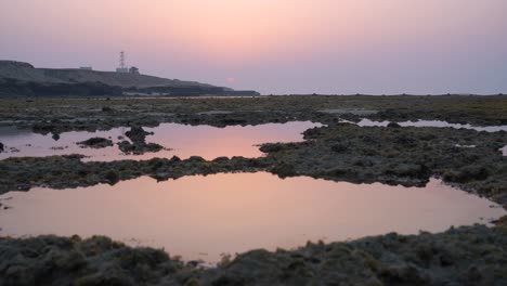 La-Costa-Del-Golfo-Pérsico-Al-Amanecer-Revela-Un-Arrecife-Vibrante,-Una-Costa-Rocosa,-Una-Playa-Panorámica-Y-Pintoresca,-Qatar-Ofrece-Una-Vista-Impresionante,-Un-Ecosistema-Marino-Que-Muestra-La-Colorida-Biodiversidad-Del-Golfo,-Un-Entorno-Sereno-Y-Prístino