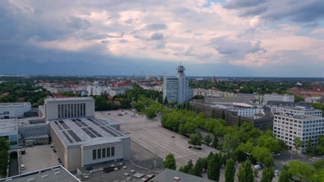 Die-Skyline-Von-Berlin-Mit-Dem-Berühmten-Funkturm-Und-Dem-Messegelände,-Geschichte-Und-Moderne