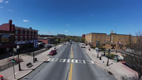 Luftaufnahme-Einer-FPV-Drohne-über-Der-Hauptstraße-Einer-Kleinen-Amerikanischen-Stadt