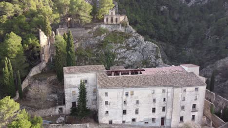 Abandoned-apartment-block-building-in-Murcia-Alicante-region-of-Spain,-aerial