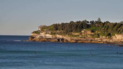 Vista-Panorámica-Del-Parque-Mark&#39;s-Desde-La-Playa-Bondi-Al-Amanecer