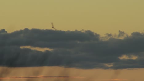 Muchos-Pájaros-Volando-A-Través-De-Un-Enorme-Paisaje-De-Nubes,-Cielo-Naranja-Y-Verde-Azulado,-Puesta-De-Sol,-Australia,-Gippsland,-Victoria,-Maffra