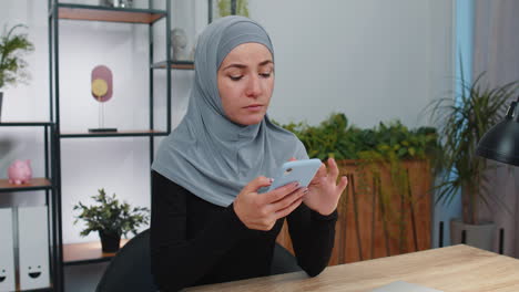 Muslimische-Frau-Teilt-Nachrichten-über-Smartphone-Social-Media-Anwendungen-Online-Und-Schaut-Sich-Entspannungsfilme-An