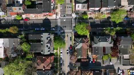 Antena-Arriba-Hacia-Abajo-Del-Cruce-En-Una-Pequeña-Ciudad-Americana-Con-Zona-De-Viviendas