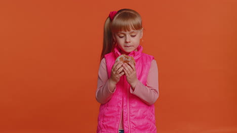 Niña-Emocionada-Comiendo-Un-Delicioso-Pastel-De-Donut-De-Comida-Rápida,-Azúcar,-Glucosa,-Concepto-De-Comida-Chatarra-Dulce