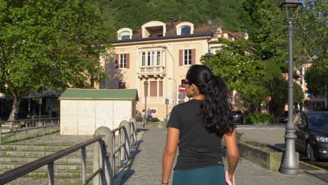 Vista-Trasera-De-Una-Mujer-Hispana-Paseando-Por-Laveno-Mombello,-Lombardía,-Italia