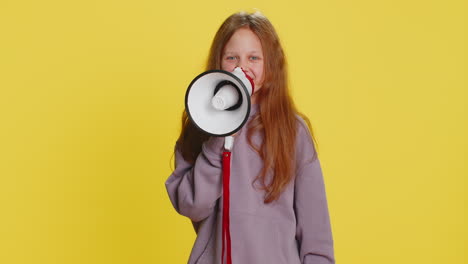 Kind,-Mädchen,-Kind,-Reden-Mit-Megafon,-Das-Lautstark-Neuigkeiten-Verkündet-Und-Werbung-Für-Den-Ausverkauf-Ankündigt