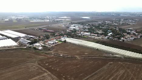 Eine-Drohne-Erschoss-Landwirtschaftliche-Betriebe-In-Einem-Dorf-Im-Norden-Der-Negev-Wüste