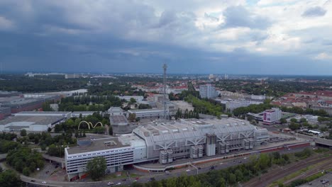 Die-Skyline-Von-Berlin-Mit-Dem-Berühmten-Funkturm-Und-Dem-Messegelände,-Geschichte-Und-Moderne